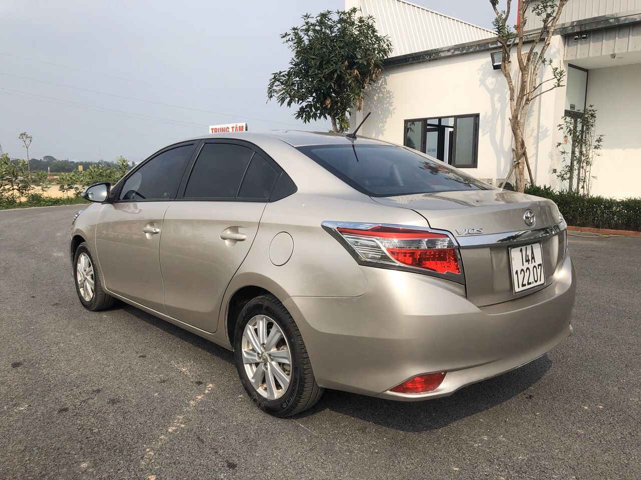 Toyota Vios 2014 - Cần bán lại chiếc Toyota Vios số tự động, đời 2014, xe còn mới, giá rẻ