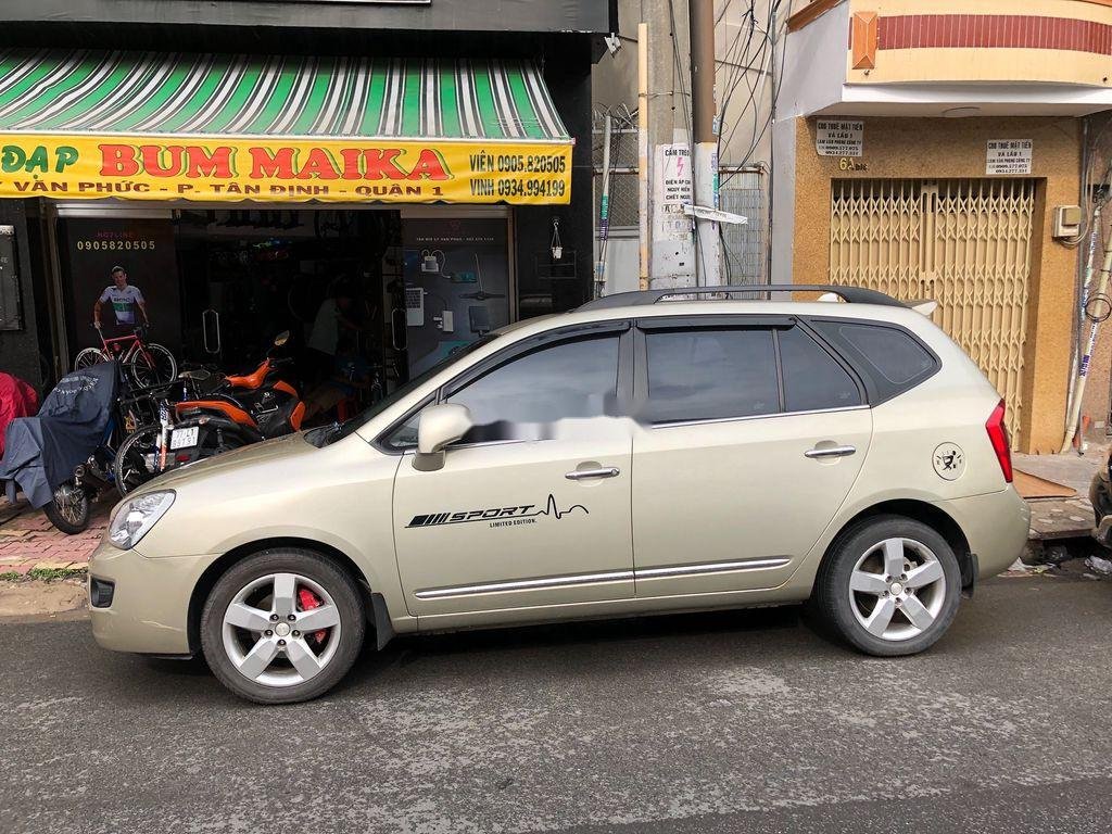 Kia Carens 2010 - Bán xe Kia Carens AT đời 2010, màu vàng chính chủ, 300tr