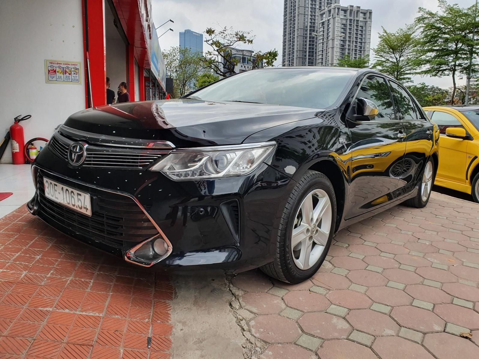 Toyota Camry 2015 - Bán giá thấp với chiếc Toyota Camry 2.5Q, sản xuất 2015, màu đen, tiện nghi đầy đủ