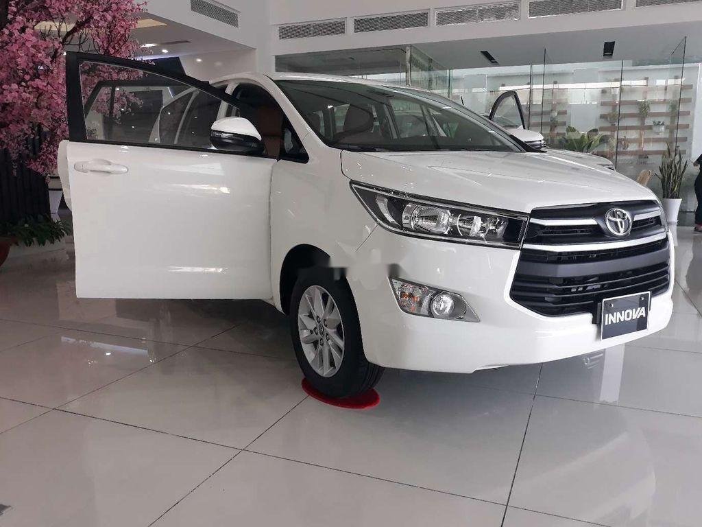 Toyota Innova 2018 - Bán xe Toyota Innova năm sản xuất 2018, màu trắng, 720tr