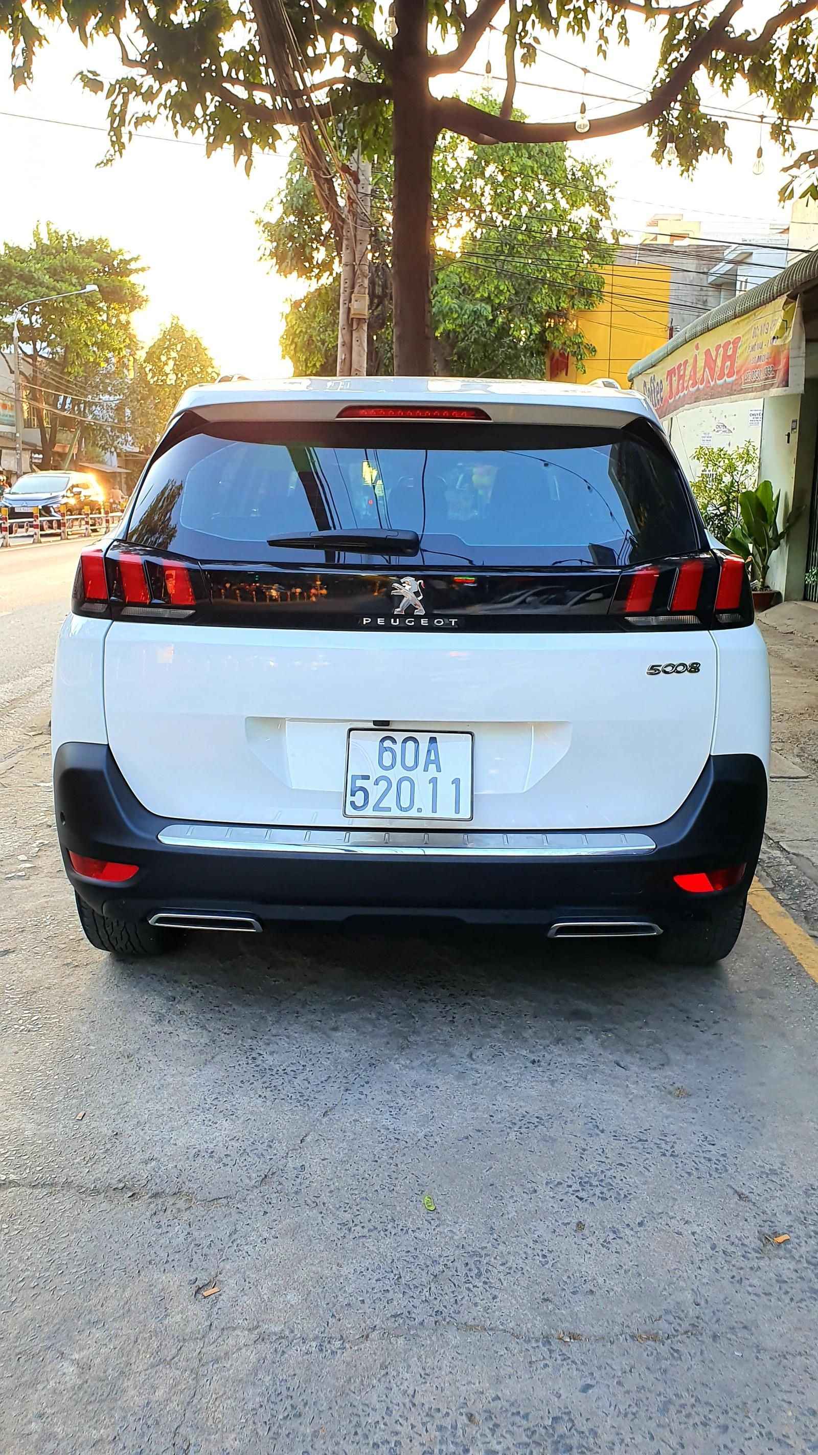 Peugeot 5008 2018 - Cần bán gấp Peugeot 5008 năm 2018, màu trắng, dòng SUV 7 chỗ