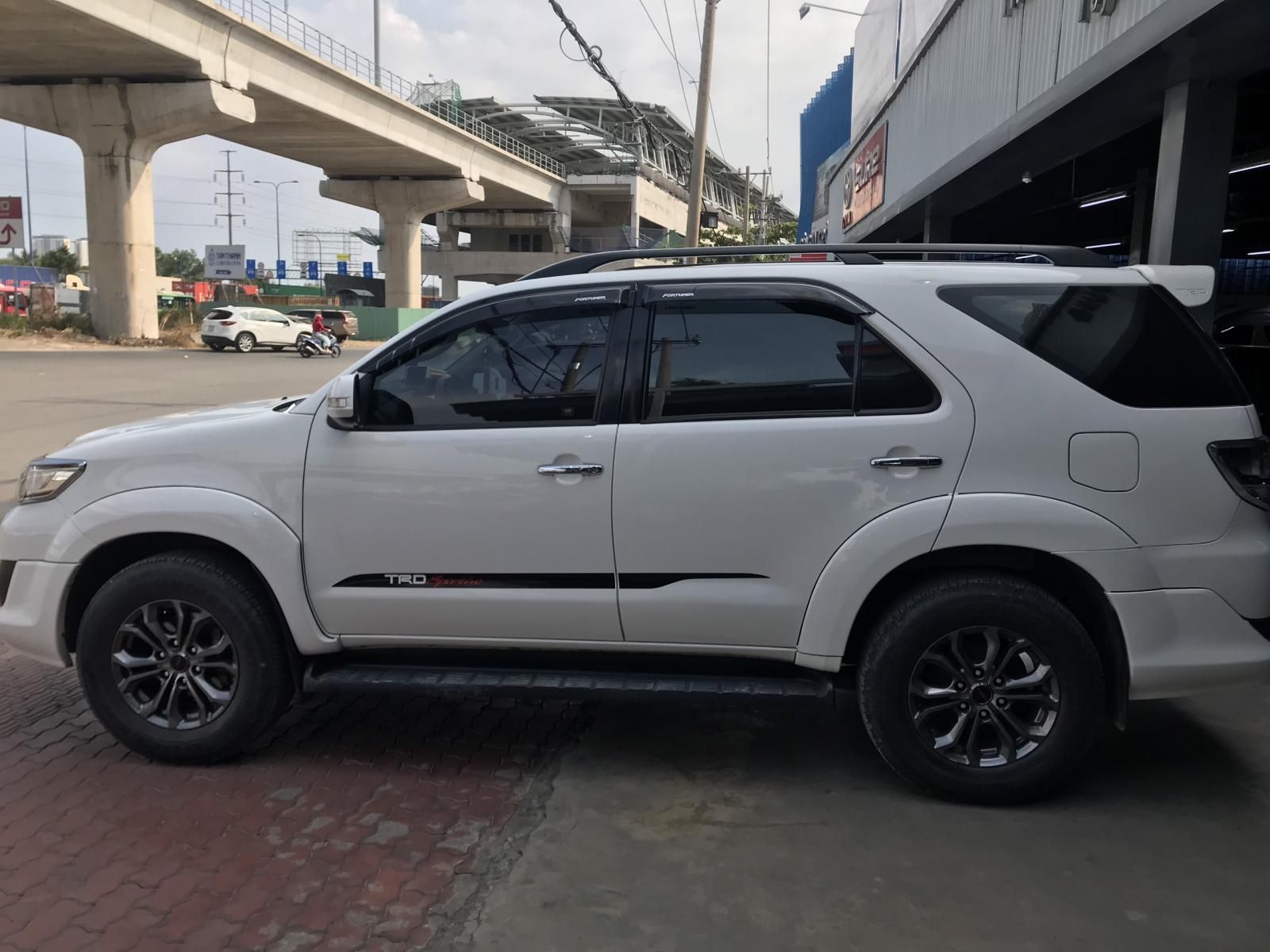 Toyota Fortuner 2014 - Bán nhanh chiếc xe Toyota Fortuner TRD, sản xuất 2014, màu trắng, giá cạnh tranh