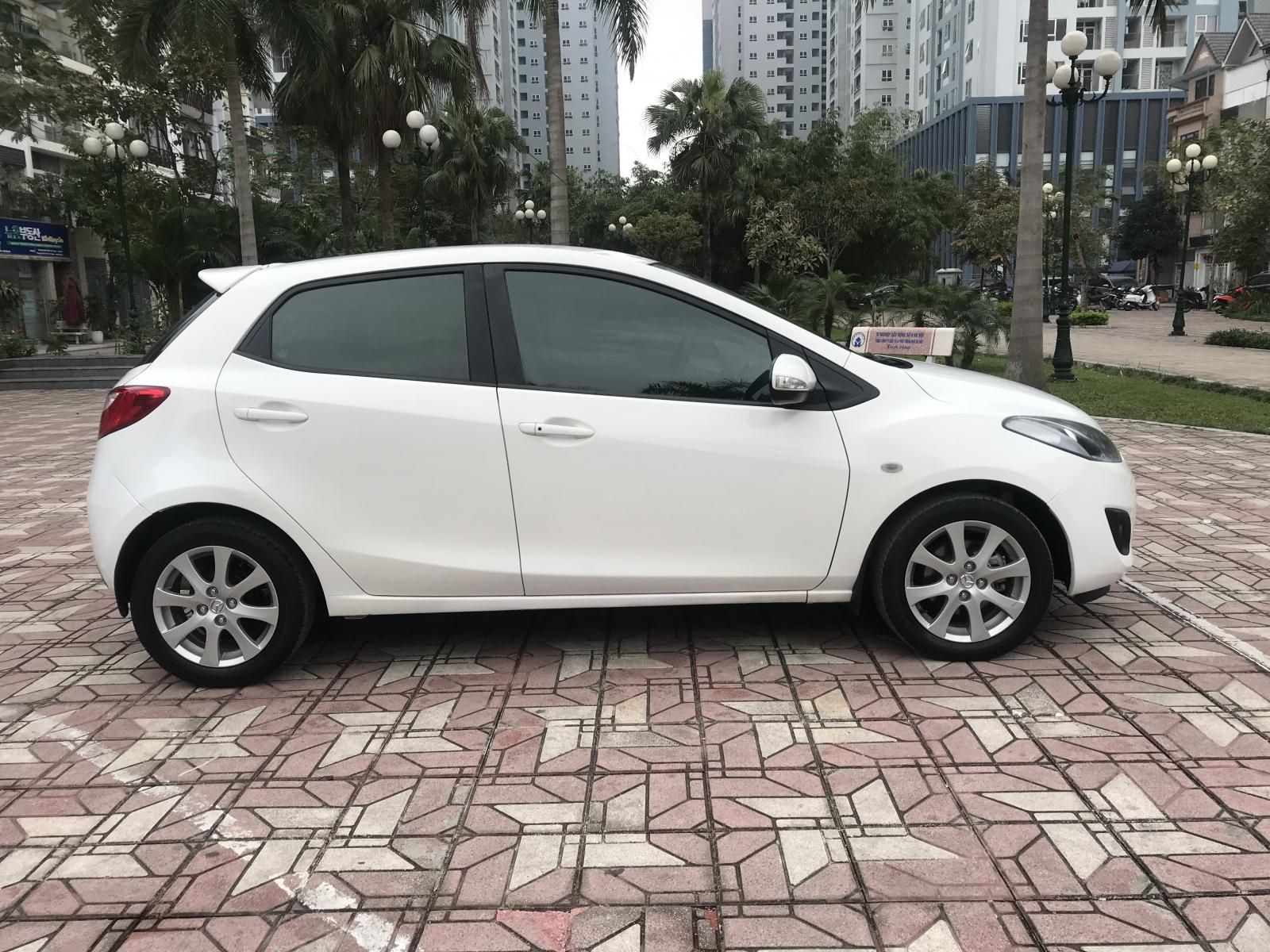 Mazda 2 2S 2014 - Gia đình cần bán Mazda 2 2S đời 2014, màu trắng, giá tốt