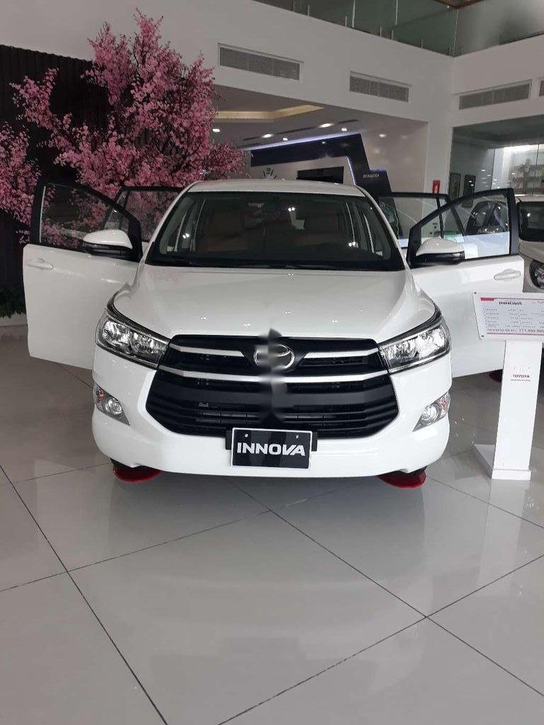 Toyota Innova 2018 - Bán xe Toyota Innova năm sản xuất 2018, màu trắng, 720tr