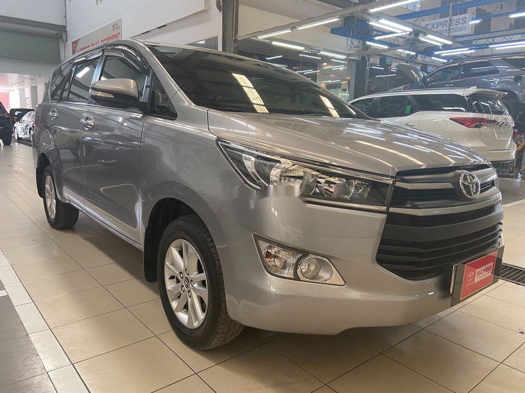 Toyota Innova 2017 - Bán Toyota Innova năm sản xuất 2017, màu xám, giá tốt