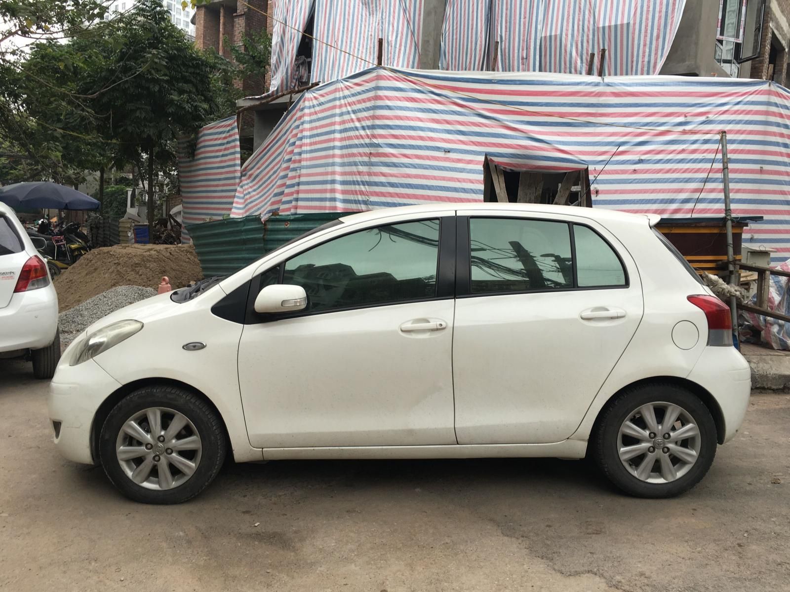 Toyota Yaris 2009 - Bán xe gia đình giá rẻ với chiếc Toyota Yaris sản xuất 2009, màu trắng, nhập khẩu