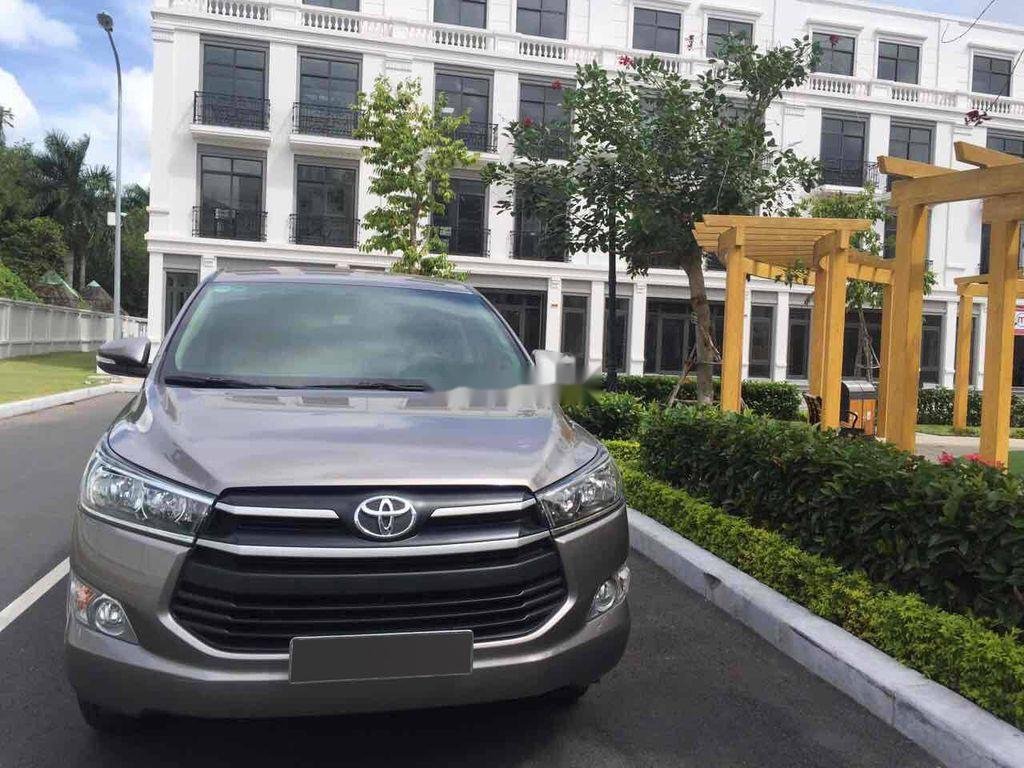 Toyota Innova   2017 - Cần bán Toyota Innova đời 2017, màu xám, số sàn, 596tr