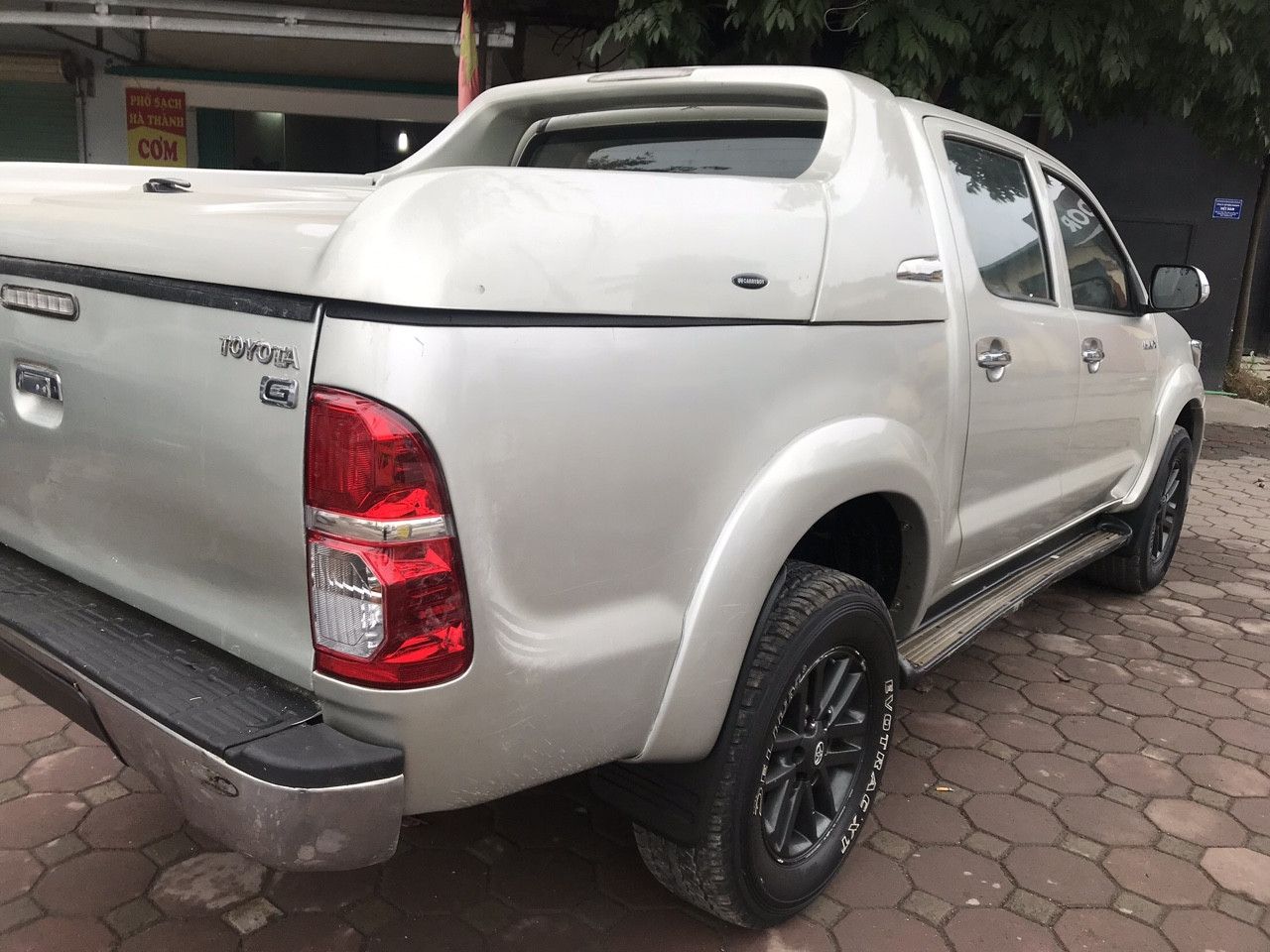 Toyota Hilux 2013 - Bán giá ưu đãi với chiếc Toyota Hilux sản xuất năm 2013, màu bạc giá cạnh tranh