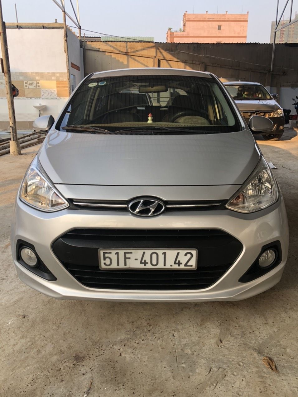 Hyundai Grand i10 2015 - Cần bán lại chiếc Hyundai Grand i10 AT hatchback sản xuất 2015, màu bạc, nhập khẩu nguyên chiếc