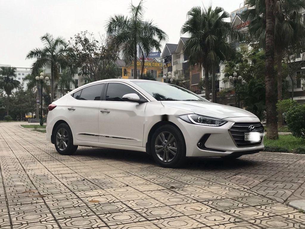 Hyundai Elantra 2016 - Cần bán gấp Hyundai Elantra 1.6AT sản xuất 2016, màu trắng số tự động