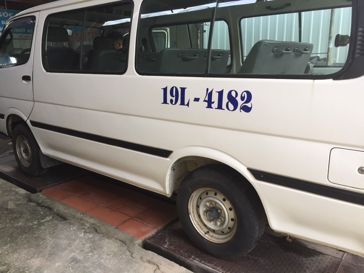 Toyota Hiace 2000 - Bán lại xe Toyota Hiace sản xuất 2000, màu trắng, giá rẻ như cho