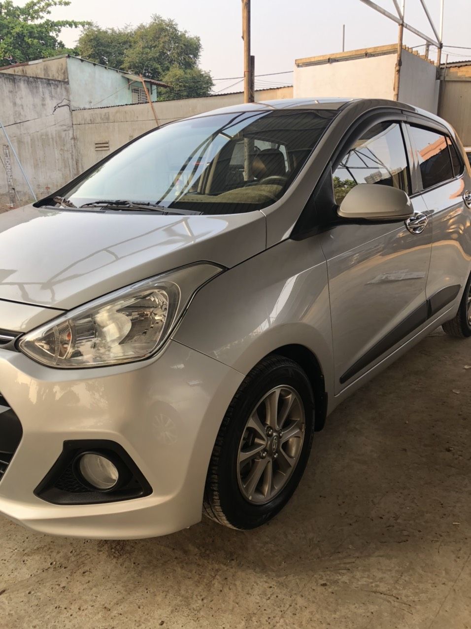 Hyundai Grand i10 2015 - Cần bán lại chiếc Hyundai Grand i10 AT hatchback sản xuất 2015, màu bạc, nhập khẩu nguyên chiếc