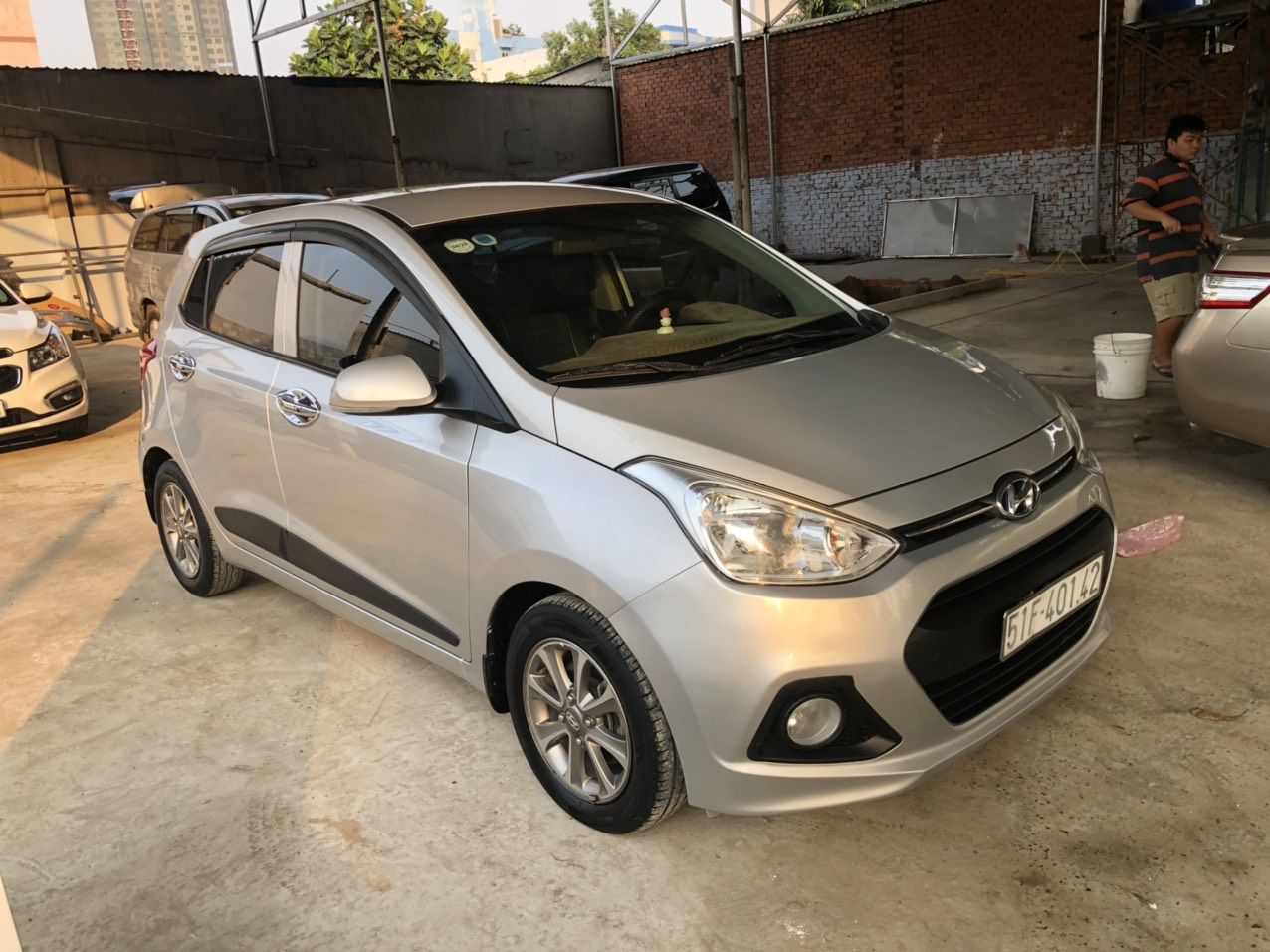 Hyundai Grand i10 2015 - Cần bán lại chiếc Hyundai Grand i10 AT hatchback sản xuất 2015, màu bạc, nhập khẩu nguyên chiếc