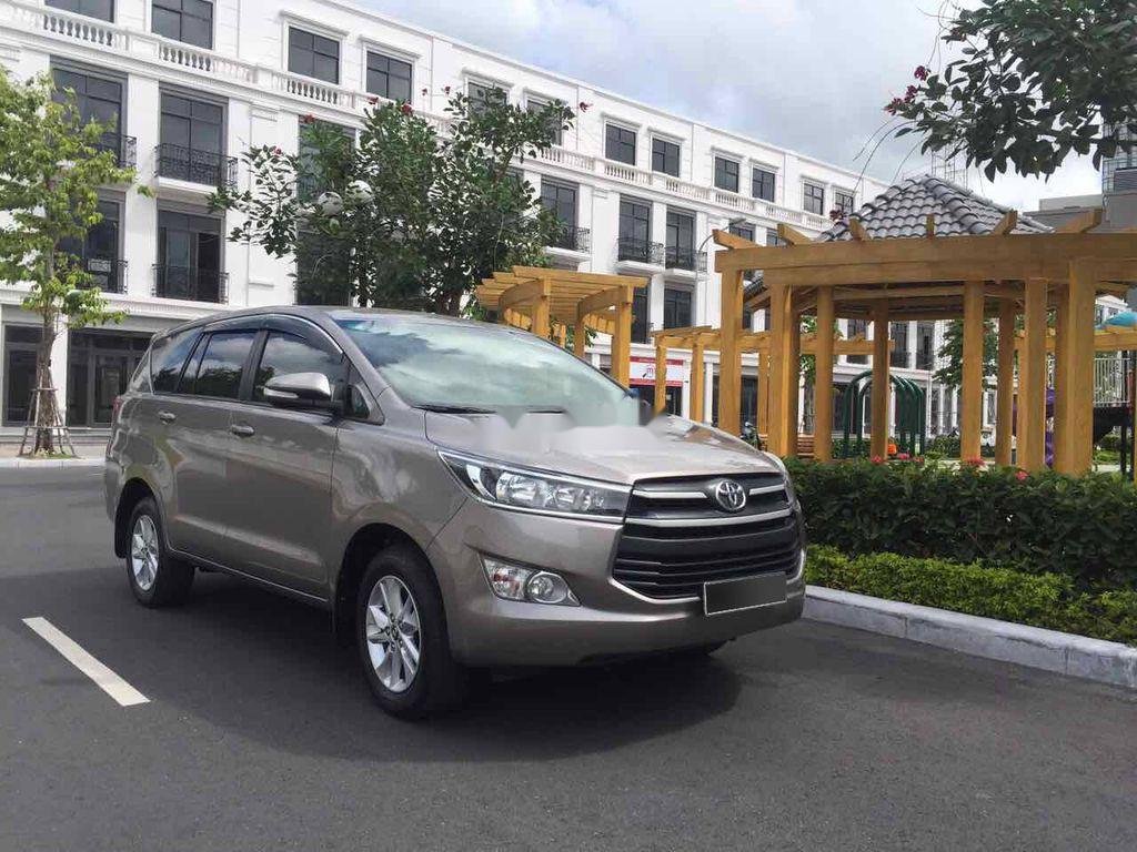 Toyota Innova   2017 - Cần bán Toyota Innova đời 2017, màu xám, số sàn, 596tr