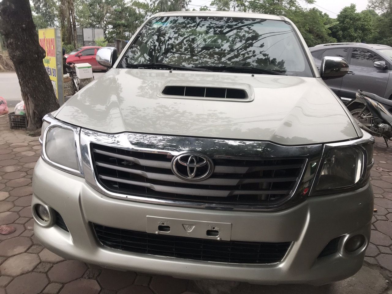 Toyota Hilux 2013 - Bán giá ưu đãi với chiếc Toyota Hilux sản xuất năm 2013, màu bạc giá cạnh tranh