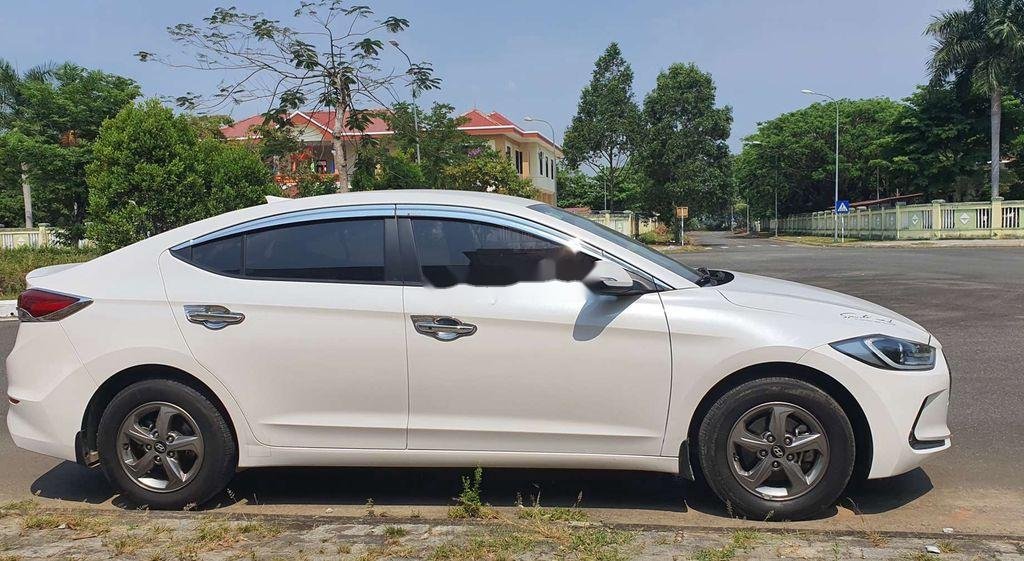 Hyundai Elantra 2017 - Cần bán xe Hyundai Elantra 2017, màu trắng, nhập khẩu chính chủ