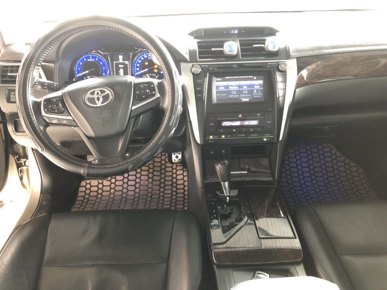 Toyota Camry 2.5 Q 2016 - Toyota Đông Sài Gòn cần thanh lý chiếc Toyota Camry 2.5 Q đời 2016, màu vàng cát