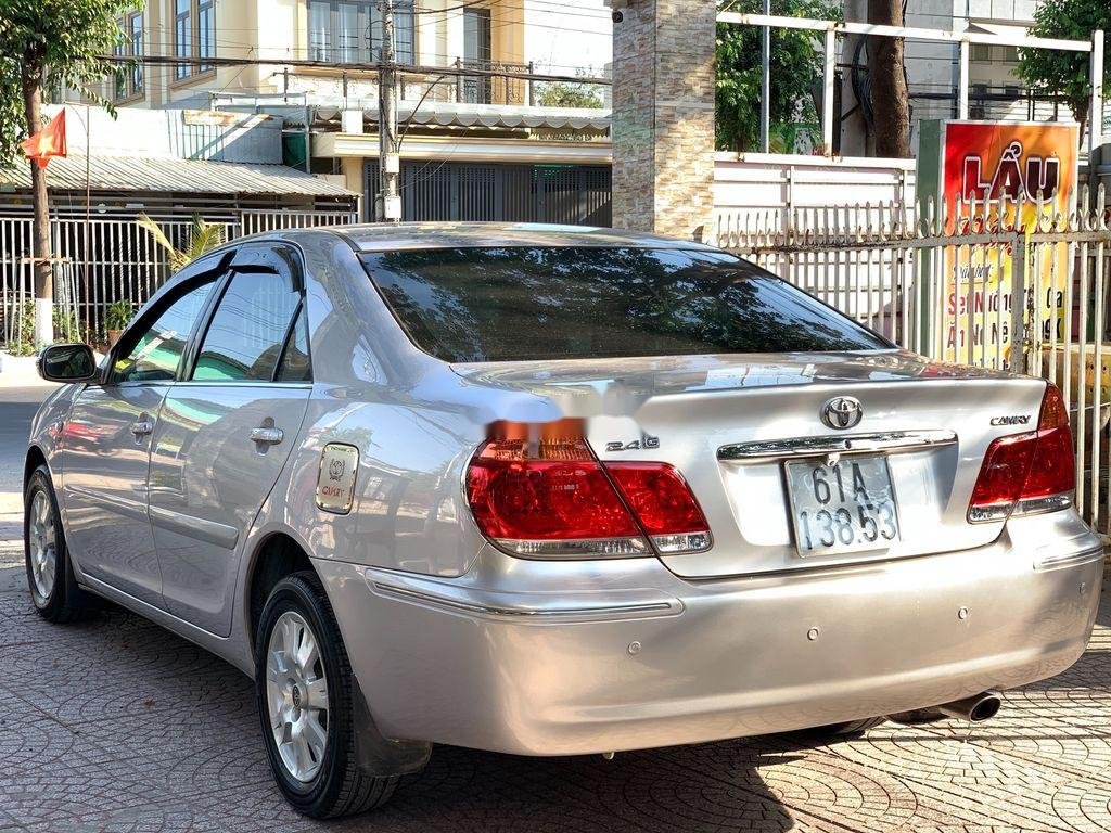 Toyota Camry   2004 - Cần bán xe Toyota Camry 2004, màu bạc, giá 350tr