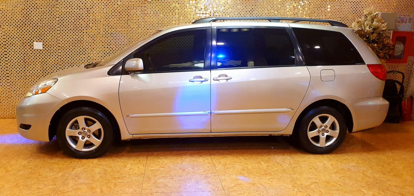 Toyota Sienna LE 2008 - Bán Toyota Sienna LE 2008, xe nhập còn mới, giá cạnh tranh nhất