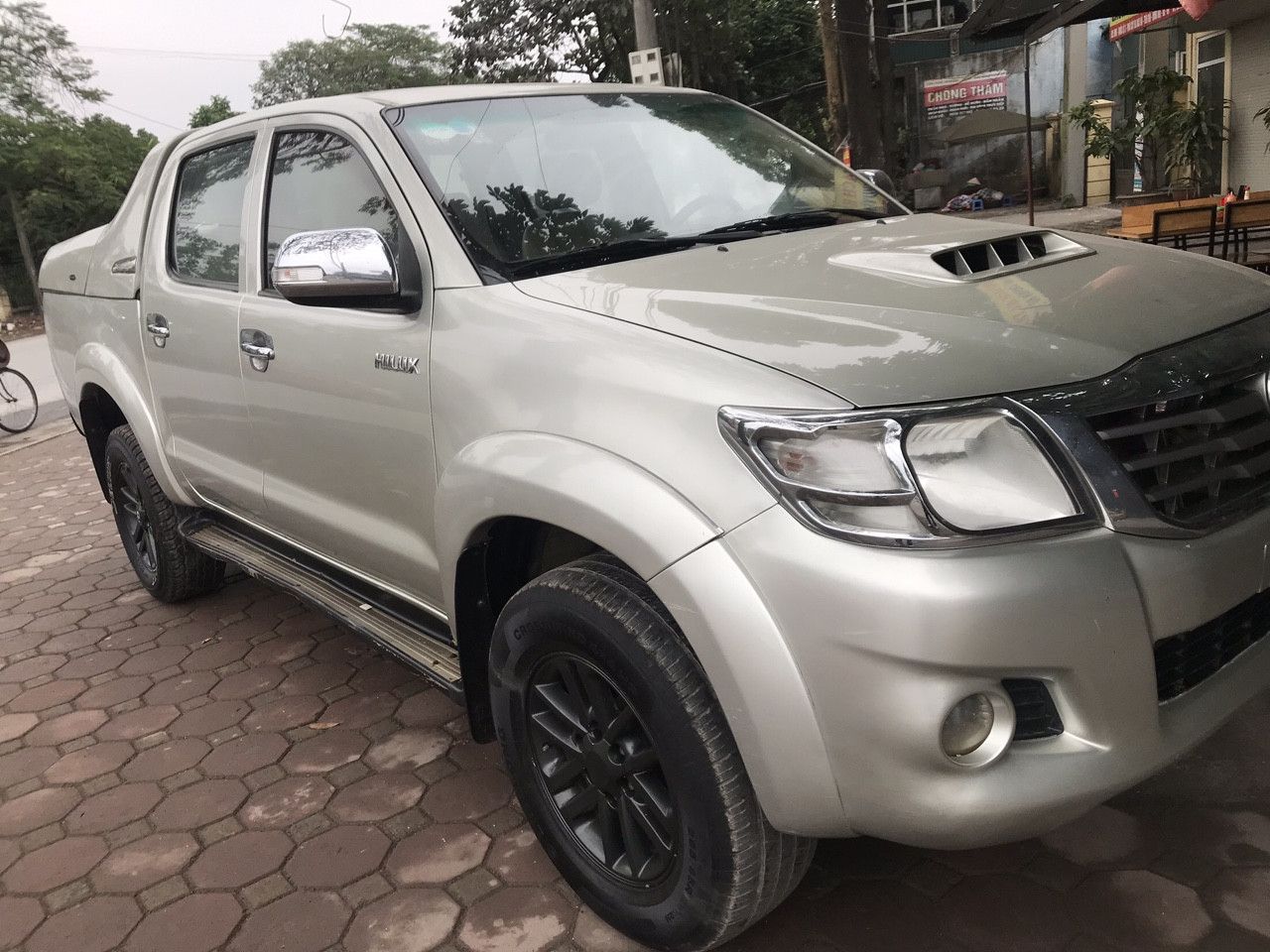 Toyota Hilux 2013 - Bán giá ưu đãi với chiếc Toyota Hilux sản xuất năm 2013, màu bạc giá cạnh tranh