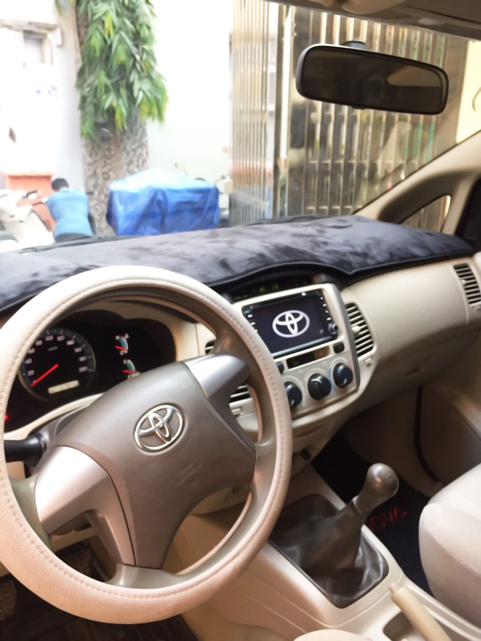 Toyota Innova E 2015 - Gia đình cần bán chiếc Toyota Innova E sản xuất năm 2015, màu bạc, giá tốt, giao nhanh
