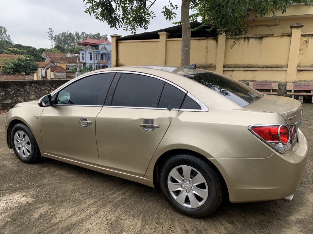 Chevrolet Cruze 2010 - Bán Chevrolet Cruze MT sản xuất 2010, màu vàng cát số sàn giá cạnh tranh