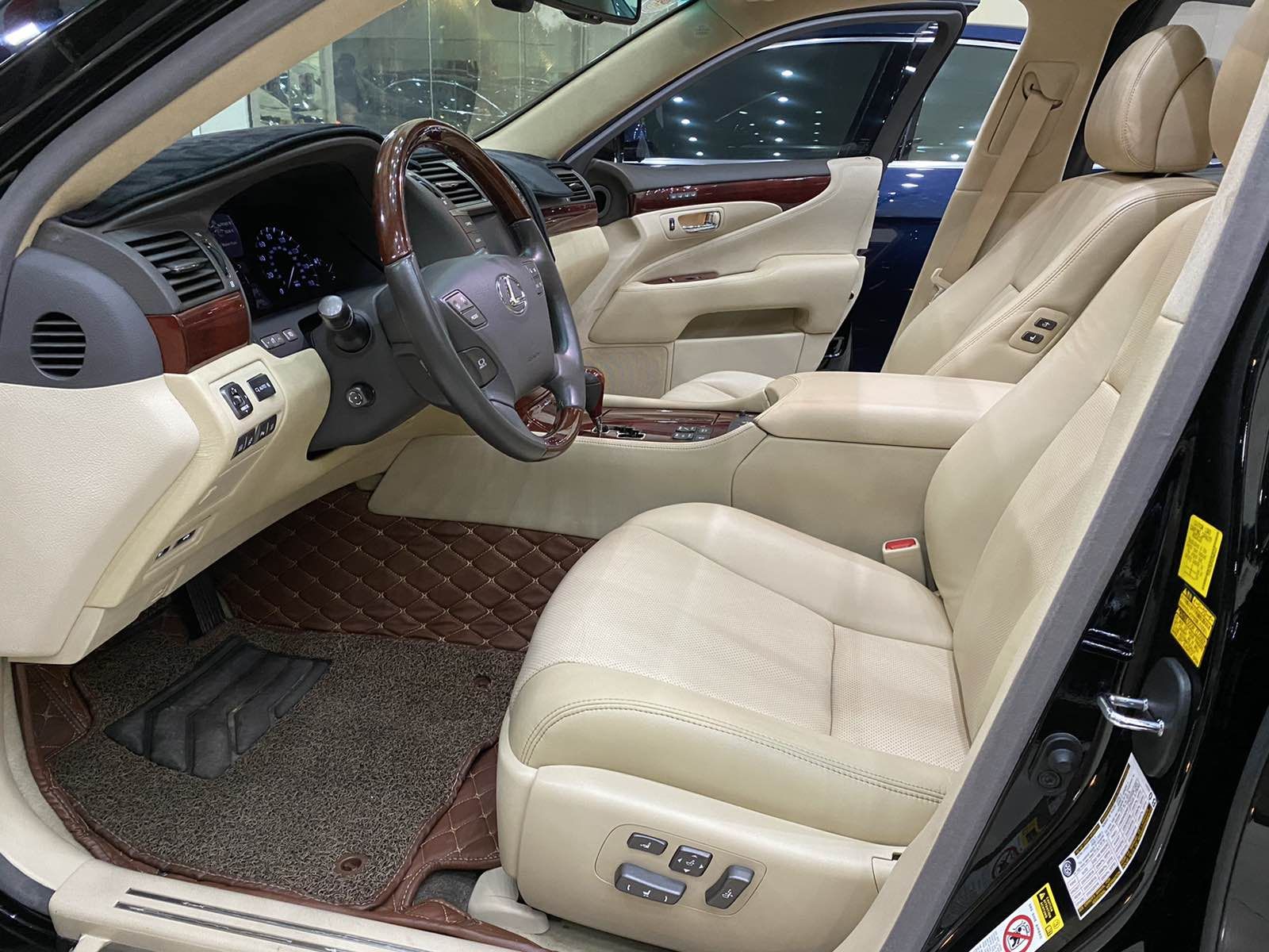 Lexus LS 2011 - Cần bán nhanh chiếc Lexus LS 460L sản xuất 2011, màu đen, xe nhập, giao nhanh