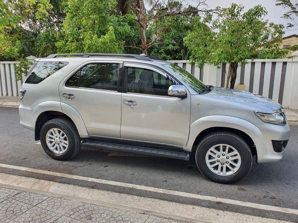 Toyota Fortuner 2014 - Cần bán gấp Toyota Fortuner MT năm 2014, màu bạc như mới