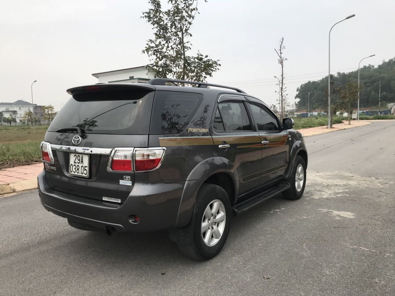 Toyota Fortuner 2010 - Bán gấp chiếc Toyota Fortuner MT, máy dầu đời 2010, màu xám, giá thấp