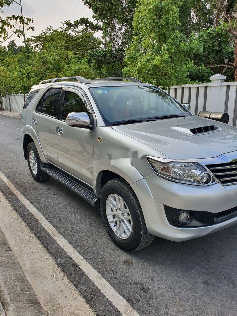 Toyota Fortuner 2014 - Cần bán gấp Toyota Fortuner MT năm 2014, màu bạc như mới