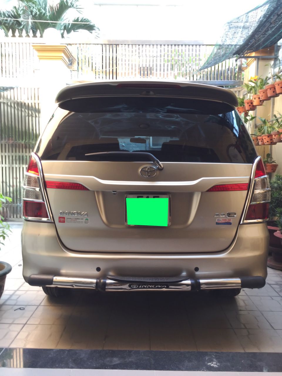 Toyota Innova E 2015 - Gia đình cần bán chiếc Toyota Innova E sản xuất năm 2015, màu bạc, giá tốt, giao nhanh