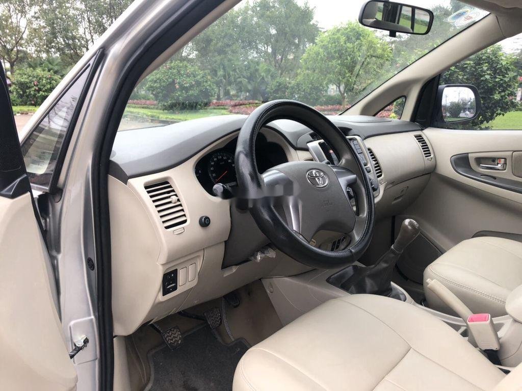 Toyota Innova 2015 - Bán Toyota Innova đời 2015, màu bạc xe gia đình, 480tr