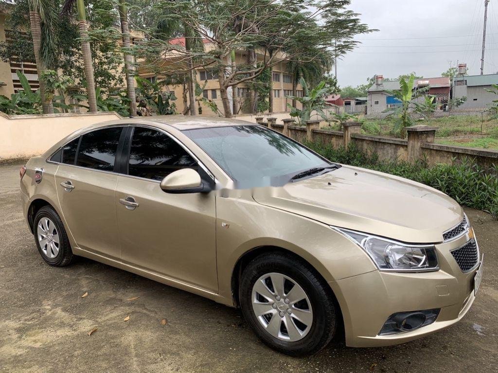 Chevrolet Cruze 2010 - Bán Chevrolet Cruze MT sản xuất 2010, màu vàng cát số sàn giá cạnh tranh