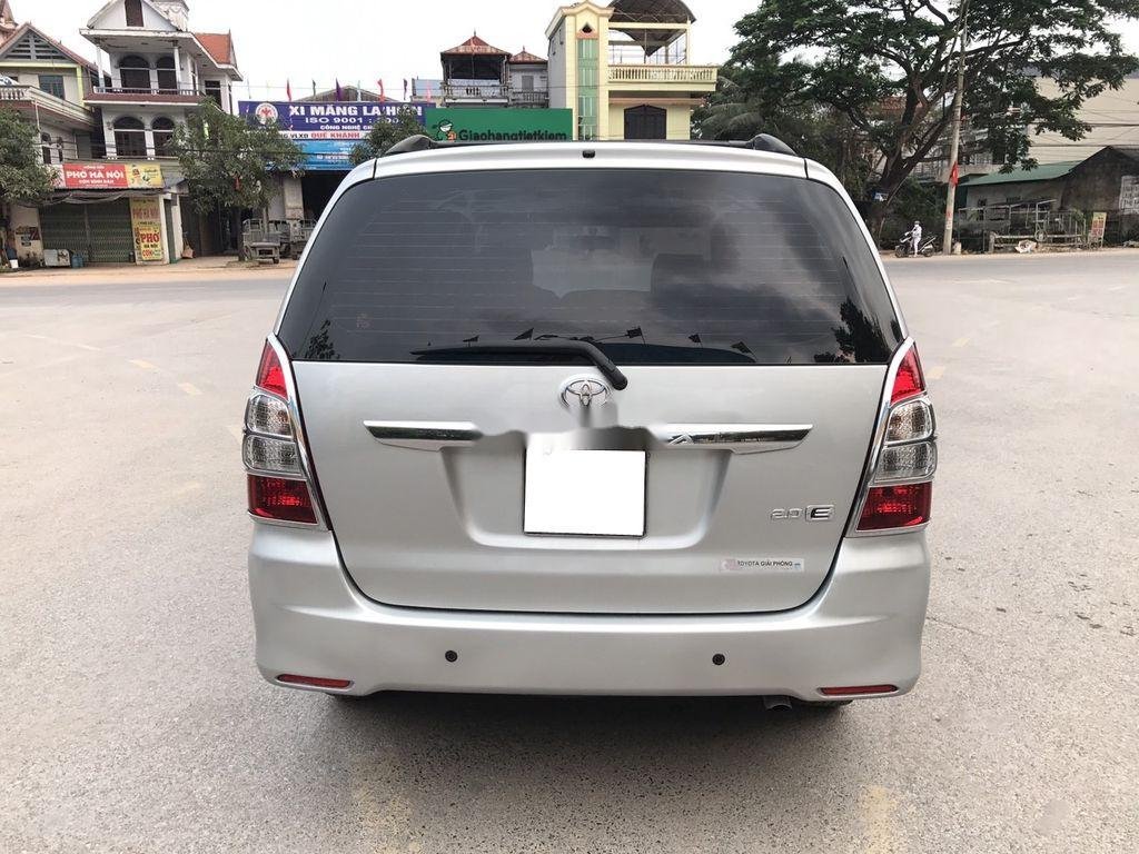 Toyota Innova 2013 - Bán ô tô Toyota Innova 2.0EMT năm sản xuất 2013, màu bạc còn mới, giá 435tr