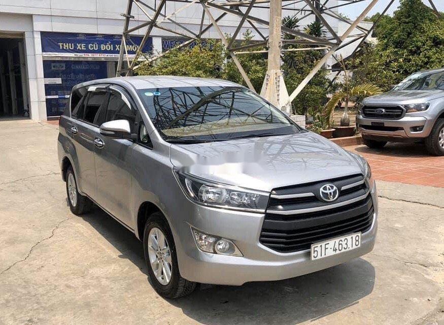 Toyota Innova  2.0E 2017 - Cần bán xe Toyota Innova 2.0E đời 2017, màu bạc 