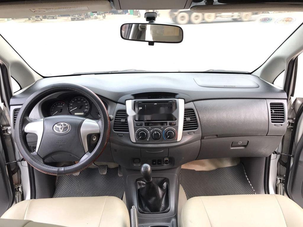 Toyota Innova 2013 - Bán ô tô Toyota Innova 2.0EMT năm sản xuất 2013, màu bạc còn mới, giá 435tr