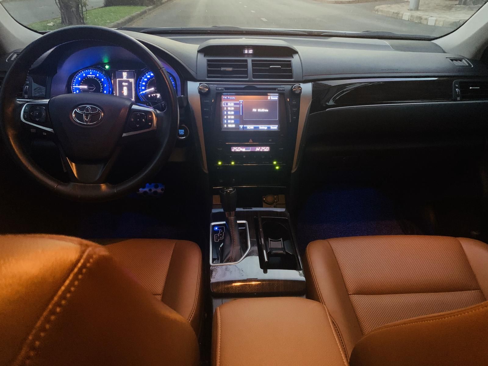 Toyota Camry 2018 - Bán nhanh với giá thấp chiếc Toyota Camry 2.5Q, sản xuất 2018, màu trắng, giao xe nhanh