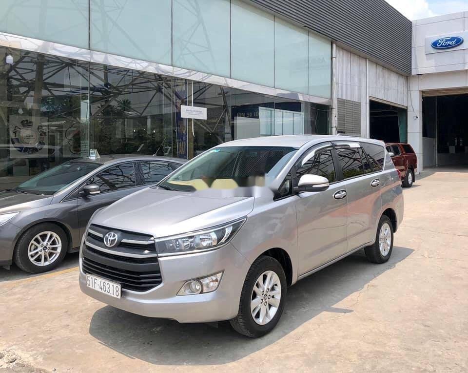 Toyota Innova  2.0E 2017 - Cần bán xe Toyota Innova 2.0E đời 2017, màu bạc 