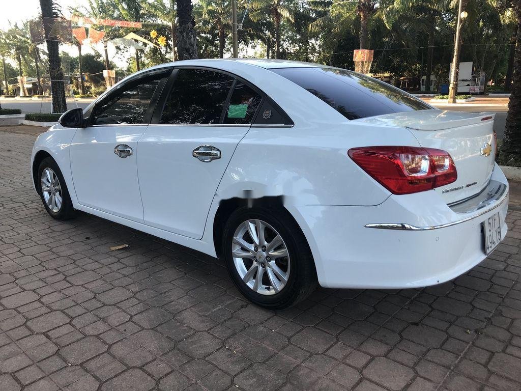 Chevrolet Cruze 2017 - Bán xe Chevrolet Cruze 1.6LT MT sản xuất 2017, màu trắng chính chủ, 358 triệu