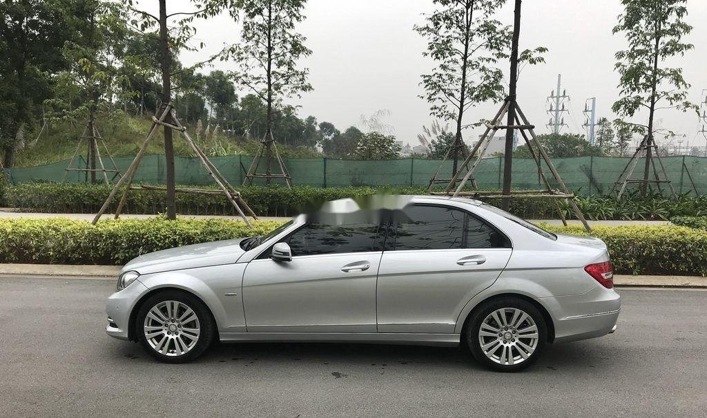 Mercedes-Benz C class 2011 - Cần bán gấp Mercedes C250 năm 2011, màu bạc, 555 triệu