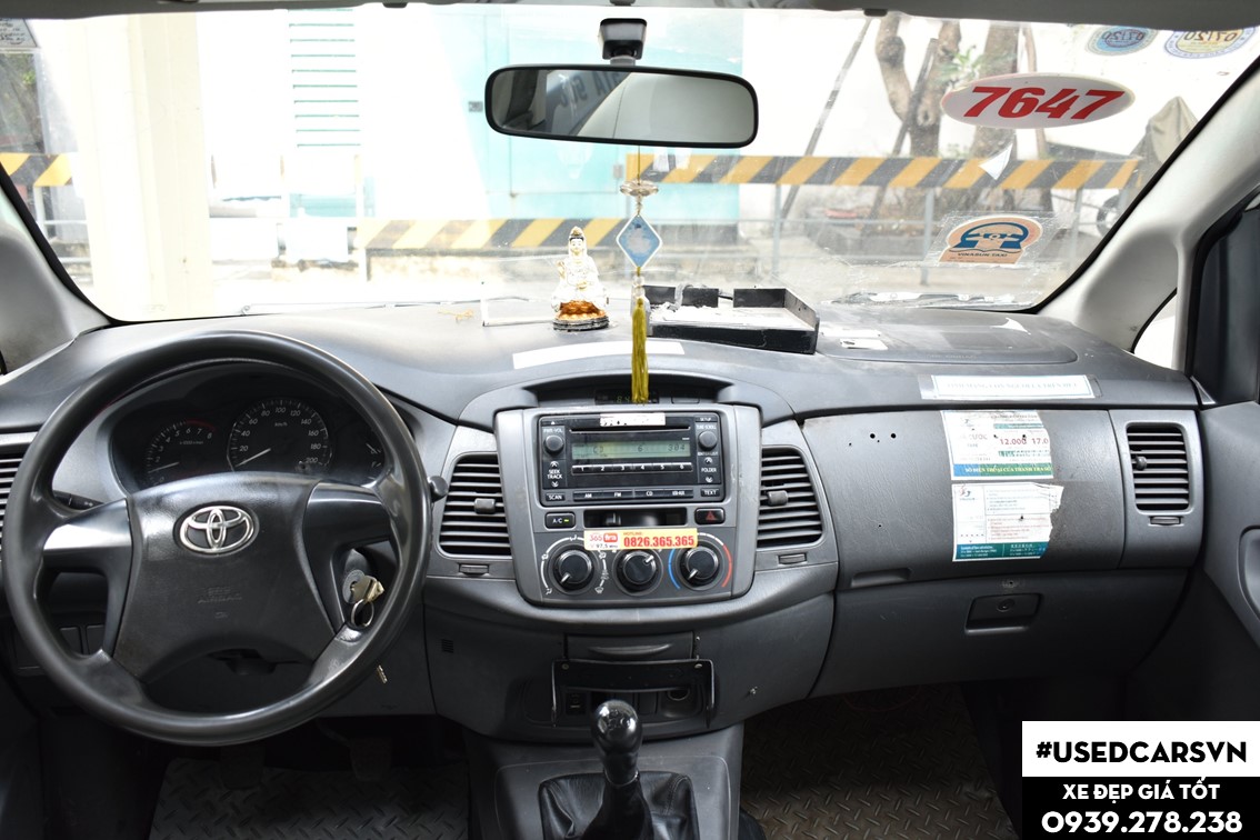 Toyota Innova J 2014 - Bán xe Toyota Innova J đời 2014, màu trắng, 300tr