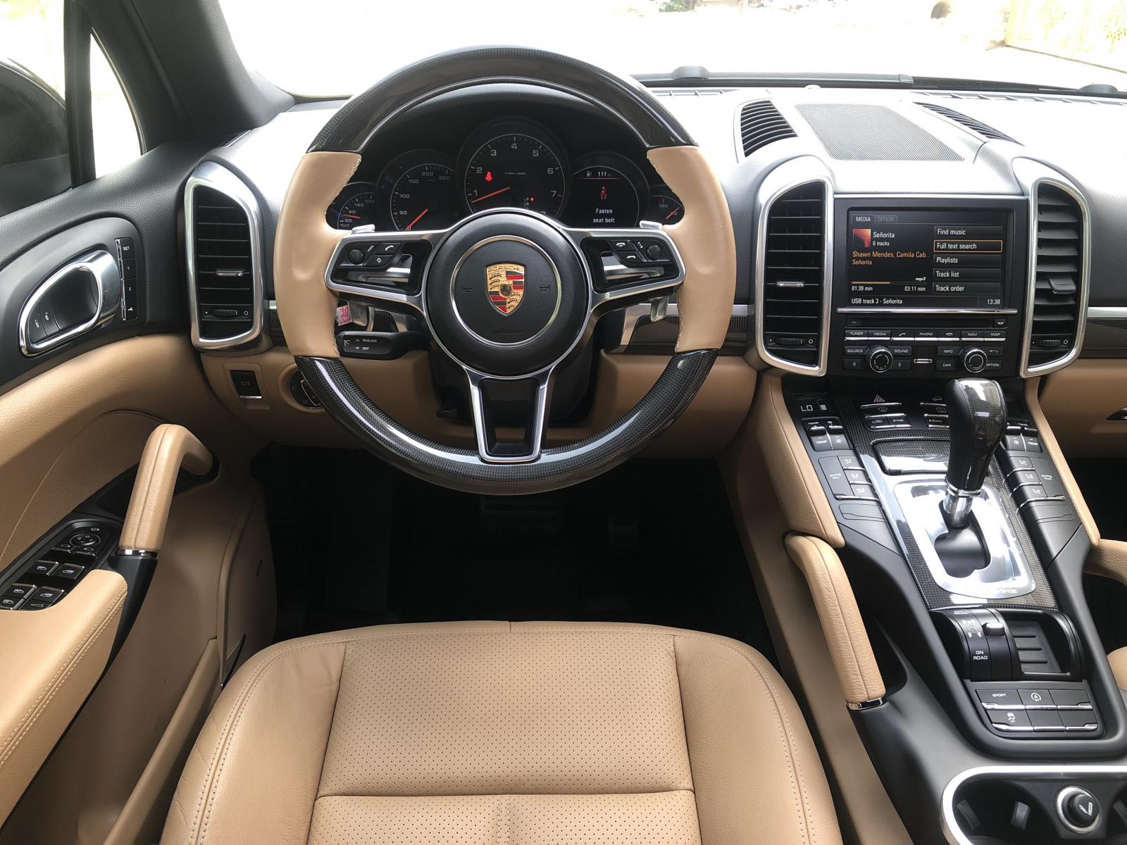 Porsche Cayenne 2015 - Cần bán gấp Porsche Cayenne đời 2015, màu đen, nhập khẩu, xe gia đình