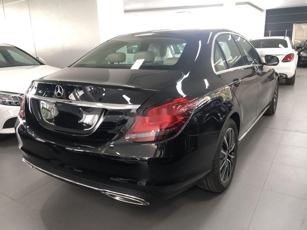 Mercedes-Benz C class   2018 - Cần bán xe Mercedes C200 sản xuất năm 2018, màu đen