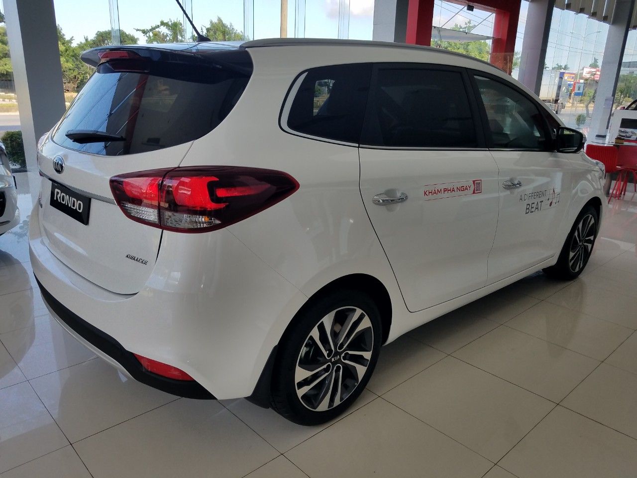 Kia Rondo 2020 - Kia Quảng Ngãi cần bán xe Kia Rondo đời 2020, màu trắng, xe siêu lướt