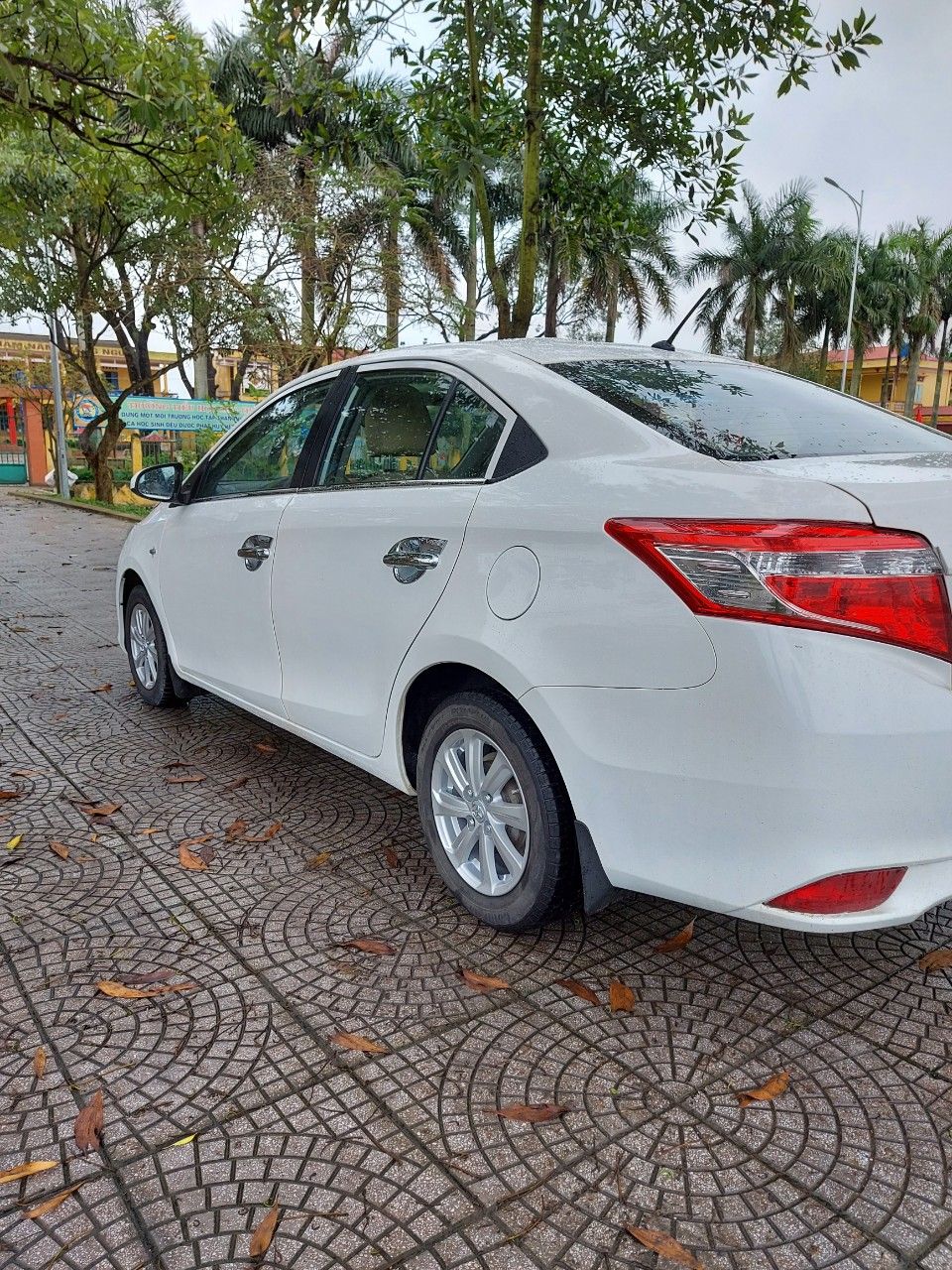 Toyota Vios 2014 - Gia đình cần bán Toyota Vios sản xuất 2014, màu trắng, mới đi được 10.000km