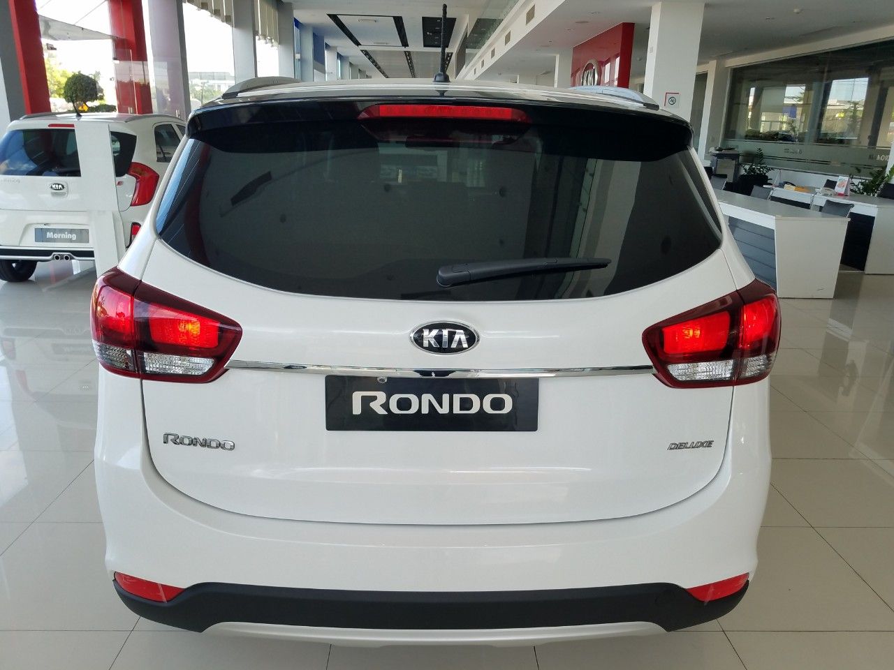 Kia Rondo 2020 - Kia Quảng Ngãi cần bán xe Kia Rondo đời 2020, màu trắng, xe siêu lướt