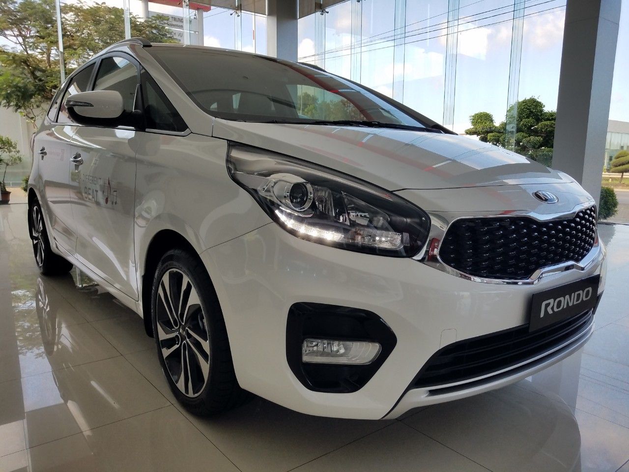 Kia Rondo 2020 - Kia Quảng Ngãi cần bán xe Kia Rondo đời 2020, màu trắng, xe siêu lướt