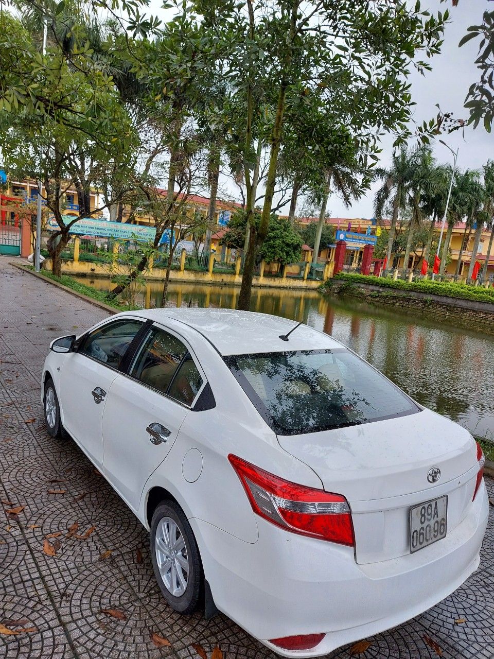 Toyota Vios 2014 - Gia đình cần bán Toyota Vios sản xuất 2014, màu trắng, mới đi được 10.000km