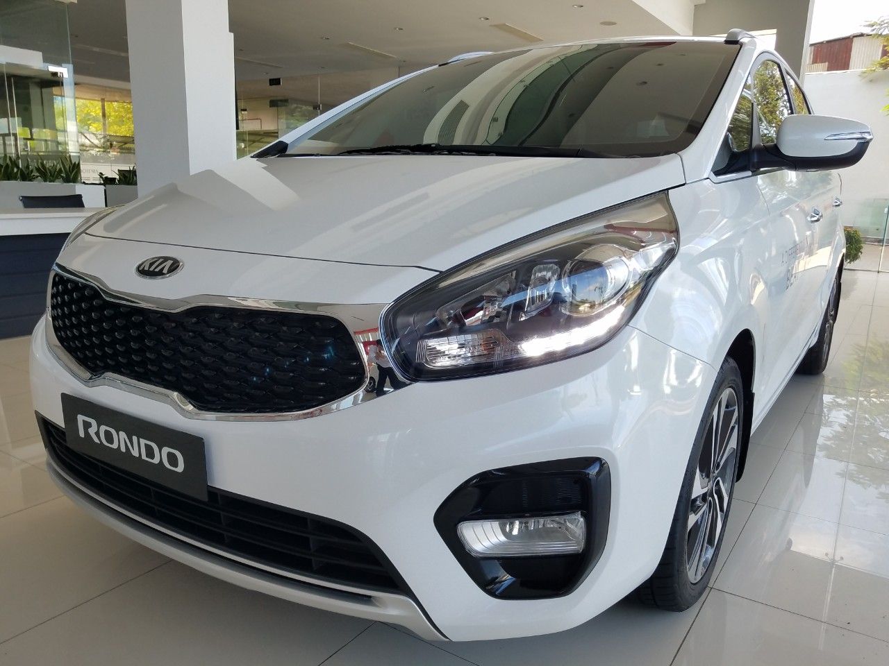 Kia Rondo 2020 - Kia Quảng Ngãi cần bán xe Kia Rondo đời 2020, màu trắng, xe siêu lướt