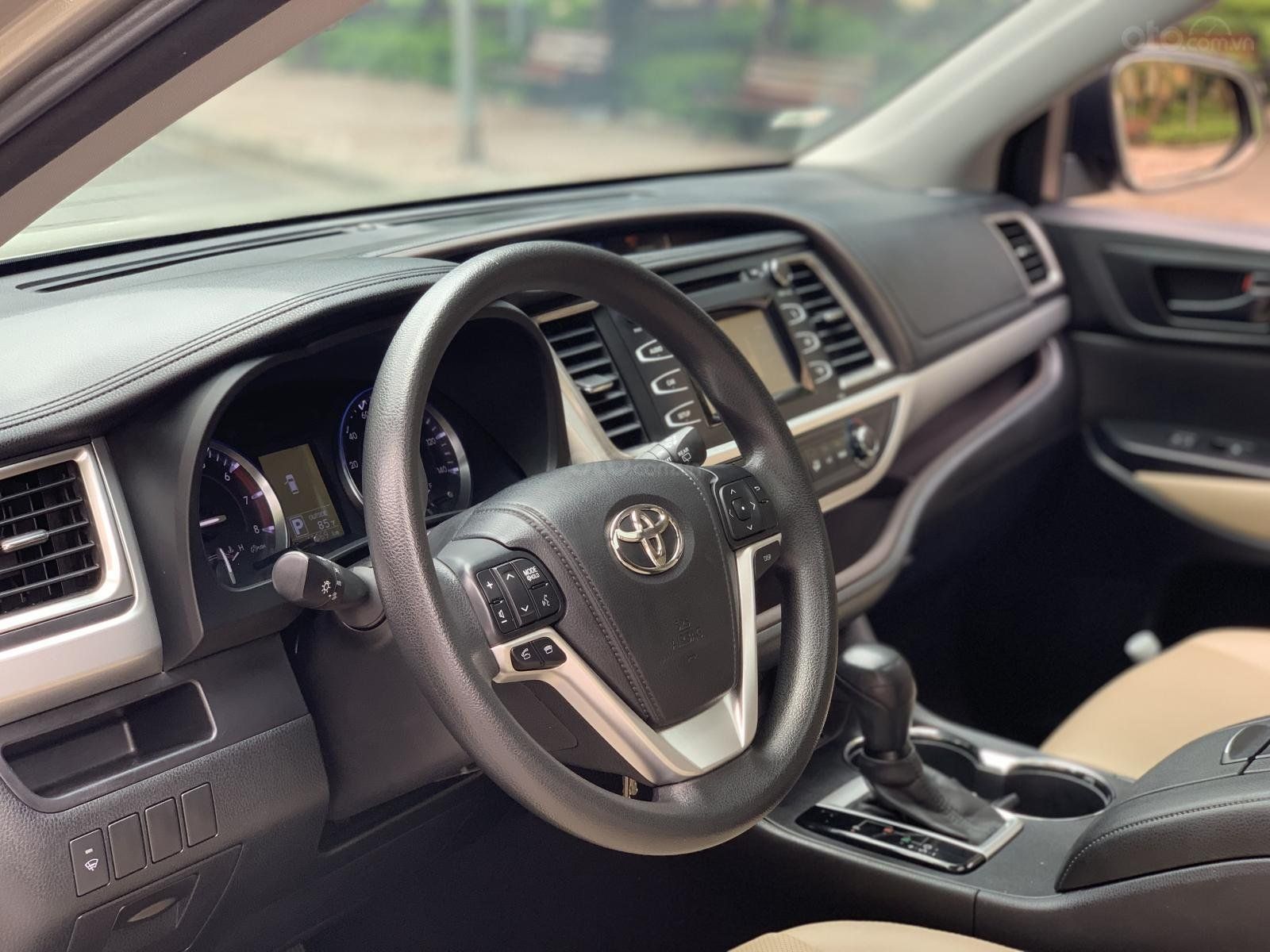 Toyota Highlander LE 2.7 AT 2015 - Bán nhanh chiếc Toyota Highlander LE 2.7 AT sản xuất 2015, màu kem be nhập khẩu